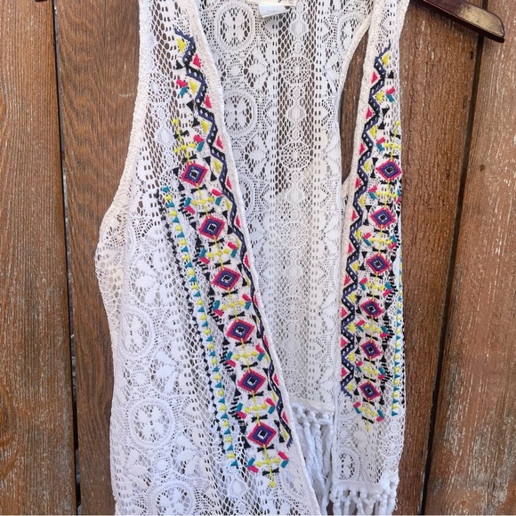 LOVE ON A HANGER Women’s White Colorful Knit Lacy Vest Fringe Western Size S/M - Picture 3 of 12